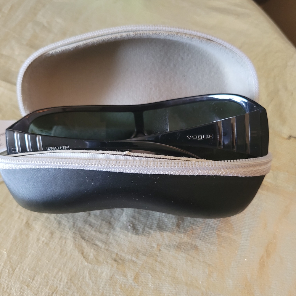 Vogue Black Glasses Sleek Modern Design - Picture 4 of 6